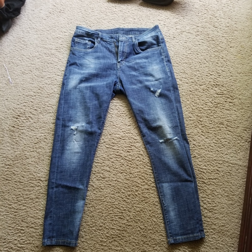 Preowned Distressed blue stone jeanes. Sz 30